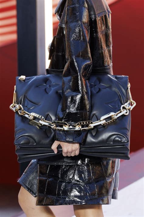 Louis Vuitton ladies show 2023